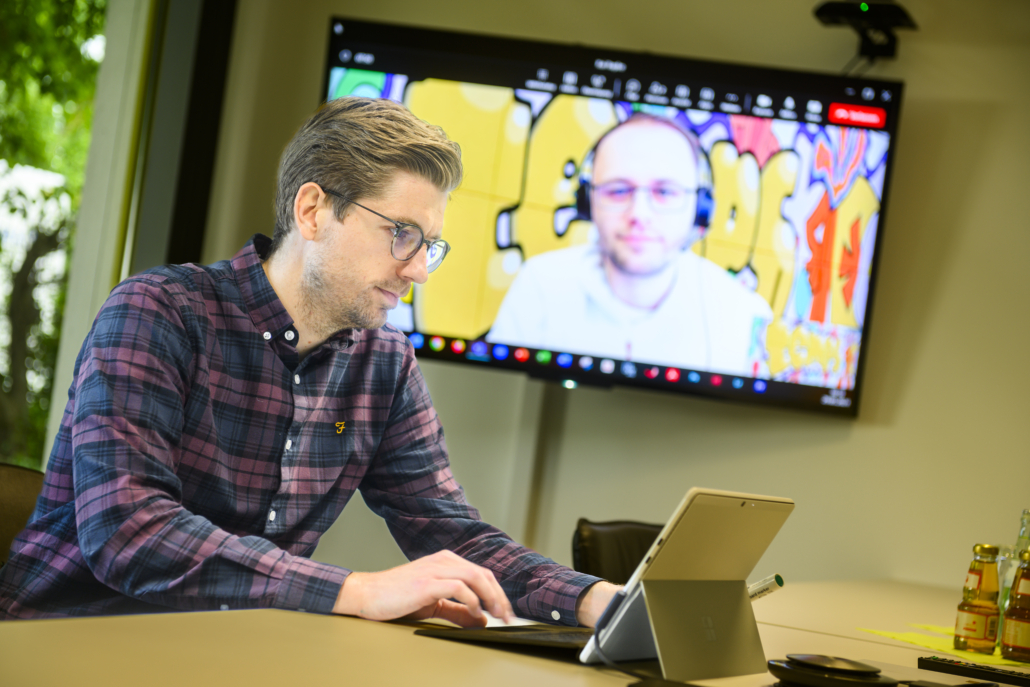 Zwei temps-Mitarbeitende aus dem Marketing in einer Videokonferenz