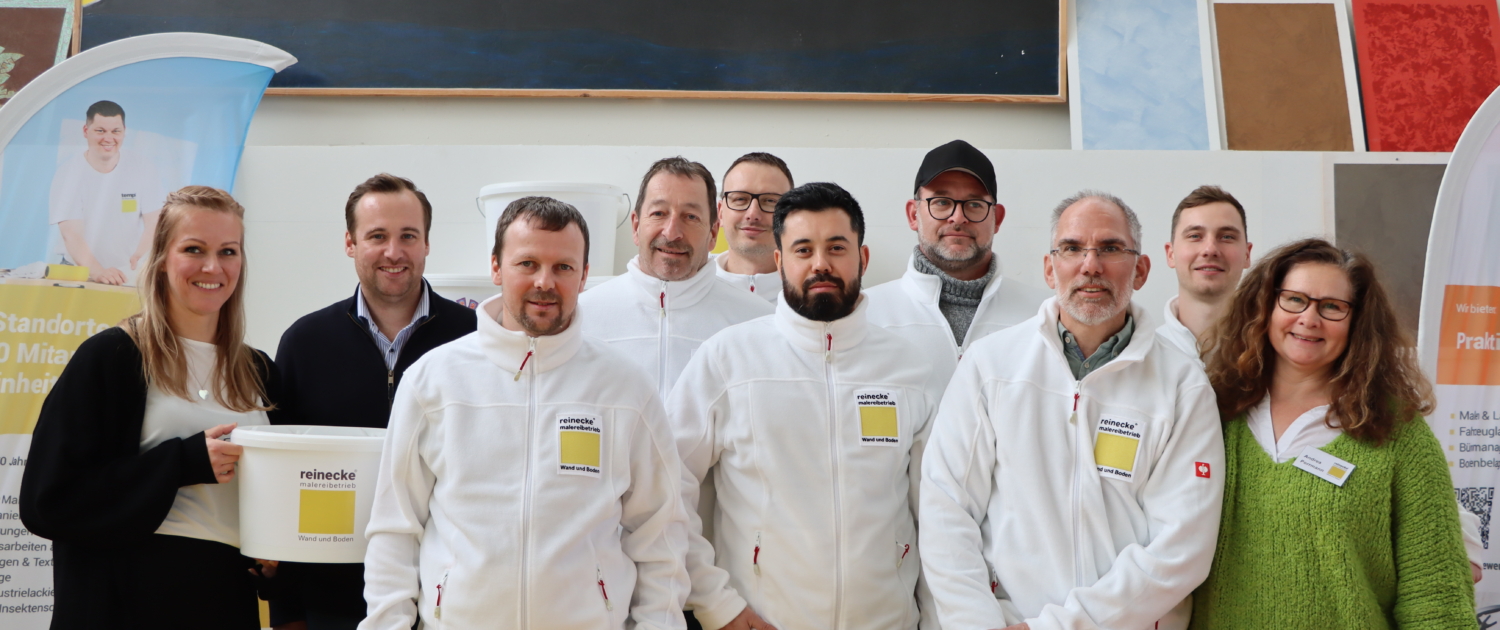 Das Team der reinecke malereibetrieb GmbH bestehend aus Handwerkern und Bürokräften