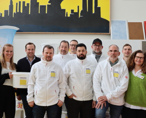 Das Team der reinecke malereibetrieb GmbH bestehend aus Handwerkern und Bürokräften