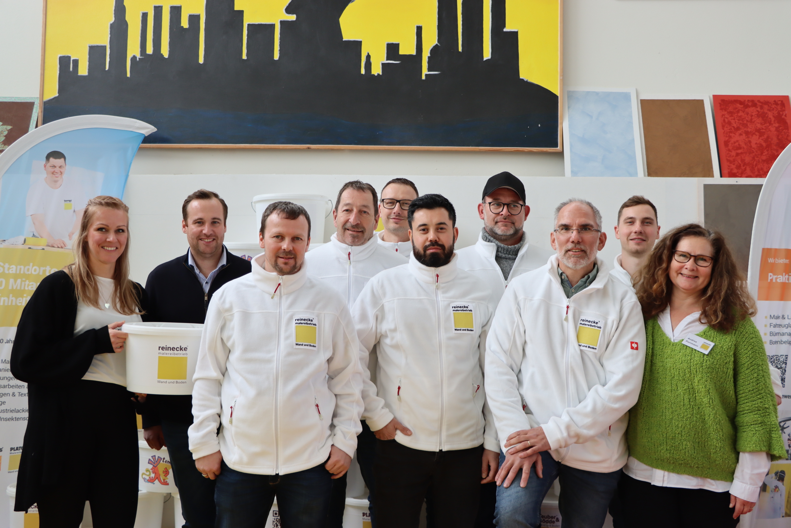 Das Team der reinecke malereibetrieb GmbH bestehend aus Handwerkern und Bürokräften