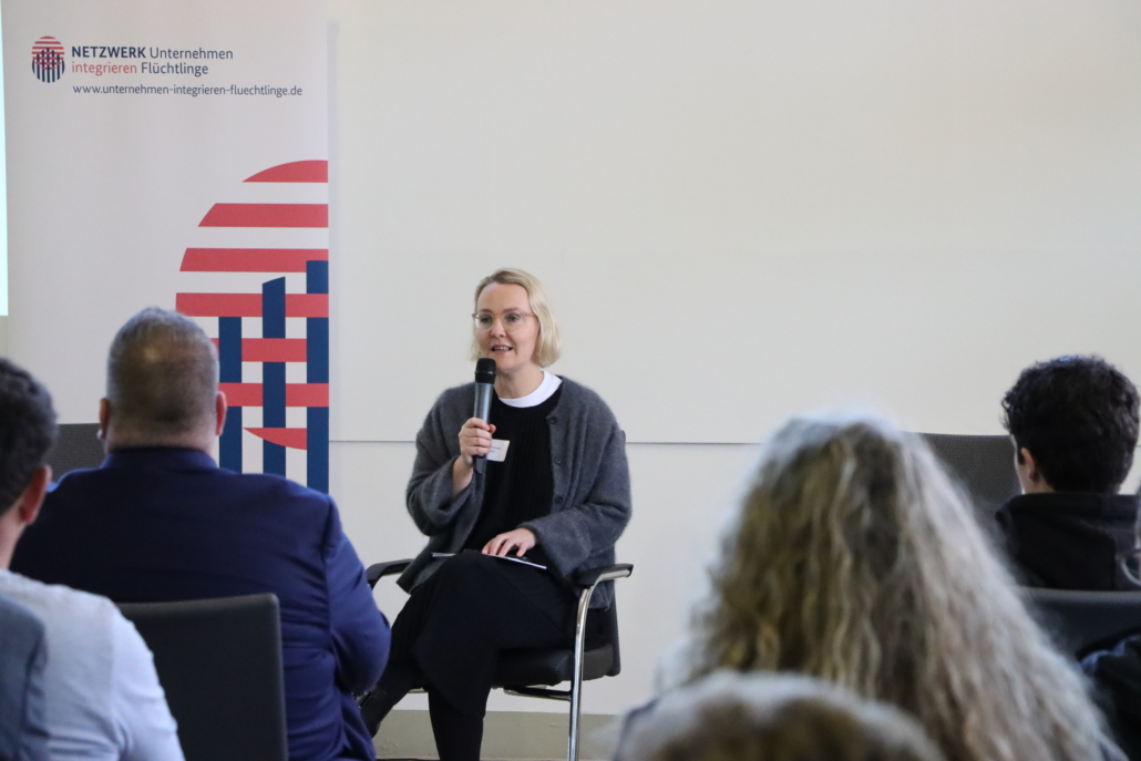 Es spricht die sitzende Moderatorin Podiumsdiskussion im Rahmen des NUiF-Treffens in Magdeburg.