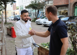 Meister und Geselle im Austausch